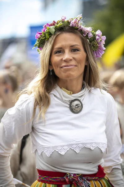 Tallinn Estland Juli 2019 Vrouw Traditionele Kleding Straten Van Tallinn — Stockfoto
