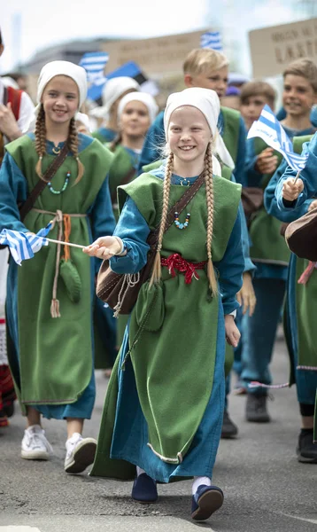 Tallinn Estonsko Červenec 2019 Děti Tradičním Oblečení Ulicích Tallinnu — Stock fotografie