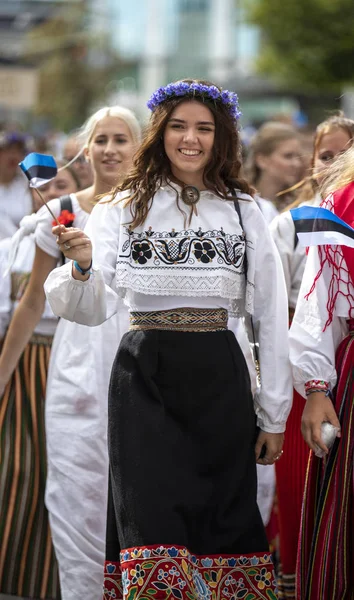 タリン エストニア 2019年7月6日 タリンの路上を歩く伝統的な服を着た人々 — ストック写真