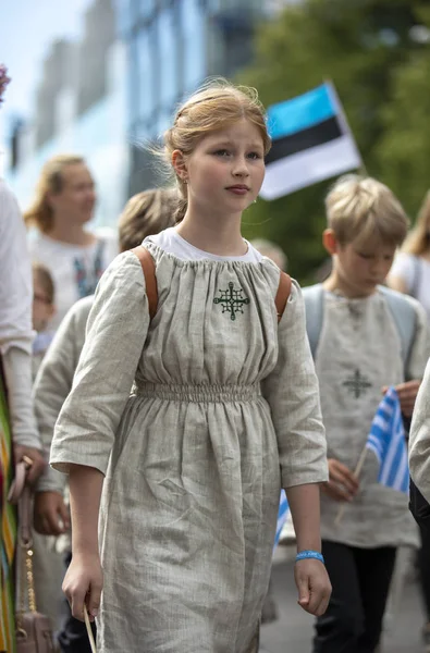 タリン エストニア 2019年7月6日 タリンの路上を歩く伝統的な服を着た人々 — ストック写真