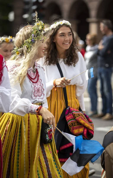Таллинн Эстония Июля 2019 Года Люди Традиционной Одежде Ходят Улицам — стоковое фото