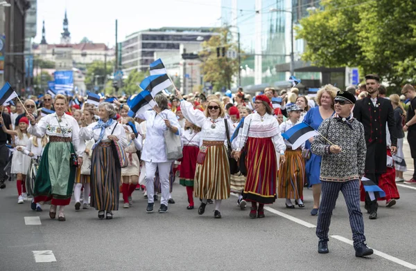 タリン エストニア 2019年7月6日 タリンの路上を歩く伝統的な服を着た人々 — ストック写真
