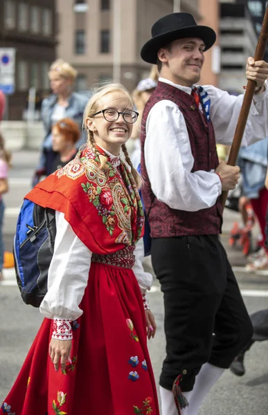 Tallinn Estonsko Červenec 2019 Lidé Tradičním Oblečení Chůze Ulicích Tallinnu — Stock fotografie