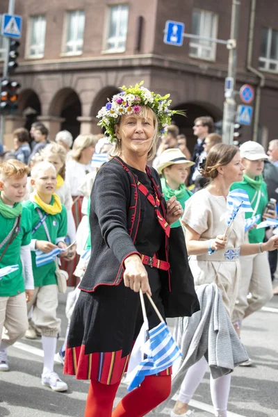 Tallinn Estonsko Červenec 2019 Lidé Tradičním Oblečení Chůze Ulicích Tallinnu — Stock fotografie