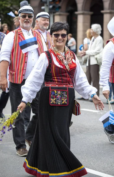 Tallinn Estonsko Červenec 2019 Lidé Tradičním Oblečení Chůze Ulicích Tallinnu — Stock fotografie