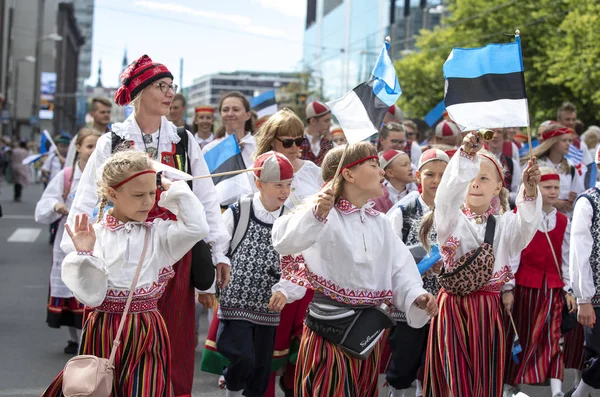 Таллинн Эстония Июля 2019 Года Люди Традиционной Одежде Ходят Улицам — стоковое фото