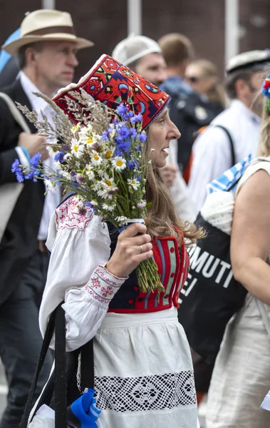 Tallin Estonia Julio 2019 Personas Con Ropa Tradicional Caminando Por —  Fotos de Stock