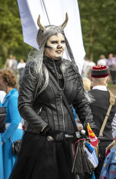 Таллінн Естонія Липня 2019 Жінка Диявола Одяг Вулицях Таллінна — стокове фото