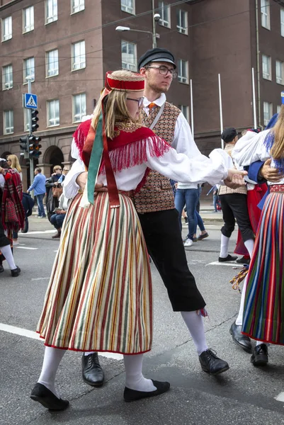 タリン エストニア 2019年7月6日 伝統的なエストニアの服を着た人々が歌祭りの敷地にパレードでタリンの通りで踊る — ストック写真