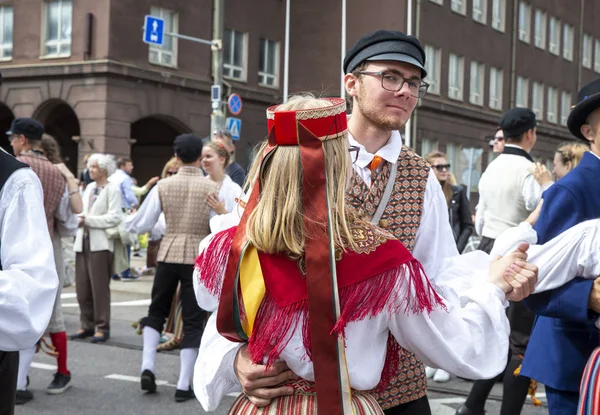 タリン エストニア 2019年7月6日 伝統的なエストニアの服を着た人々が歌祭りにパレードでタリンの通りで踊る — ストック写真