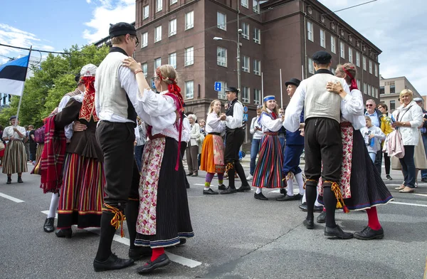 Tallinn Estonsko Červenec 2019 Lidé Tradičním Estonském Oblečení Tančící Ulicích — Stock fotografie