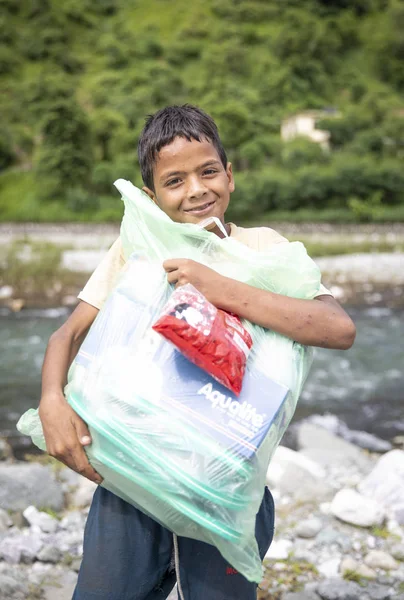 Haidakhan Indien Augusti 2019 Indian Pojke Som Innehar Plast Paket — Stockfoto