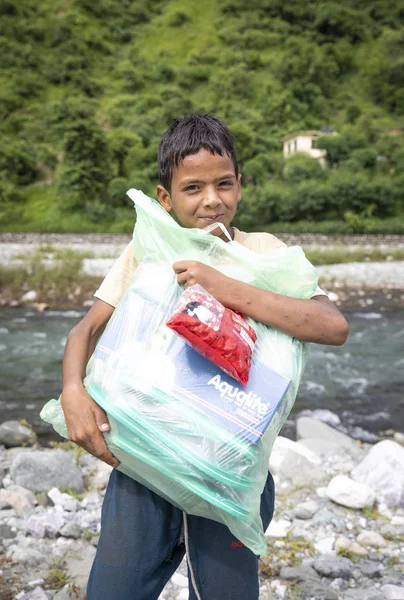 Haidakhan Hindistan Ağustos 2019 Hintli Çocuk Çeşitli Şeyler Üzerinde Plastik — Stok fotoğraf
