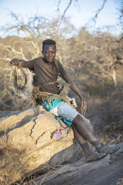 Lake Eyasi Tanzania Septiembre 2019 Hadzabe Joven Mostrando Decoración Cabeza — Foto de Stock