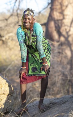 Eyasi Gölü, Tanzanya, 12 Eylül 2019: Yaşadığı doğada geleneksel giyimli Hadzabe kadını