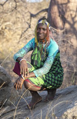 Eyasi Gölü, Tanzanya, 12 Eylül 2019: Yaşadığı doğada geleneksel giyimli Hadzabe kadını