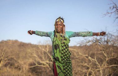 Eyasi Gölü, Tanzanya, 12 Eylül 2019: Yaşadığı Eyasi Gölü vadisinin doğasında geleneksel giyimli Hadzabe kadını