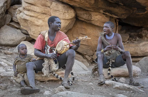 Lake Eyasi Tanzania Settembre 2019 Gli Uomini Hadzabe Riposano Cantano — Foto Stock