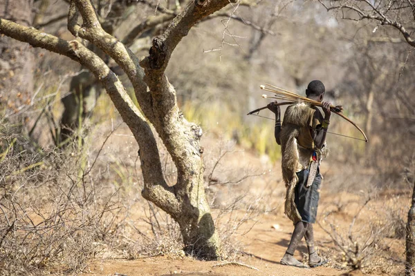 See Eyasi Tansania September 2019 Hadzabe Mann Wandert Der Natur — Stockfoto