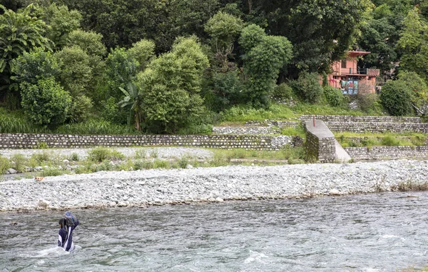 Haidakhan Índia Agosto 2019 Menina Indiana Caminhando Através Rio Que — Fotografia de Stock