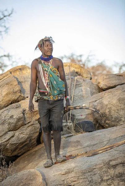 タンザニア エヤシ湖 2019年9月11日 弓と矢を持つ岩の上のハザベの男 — ストック写真
