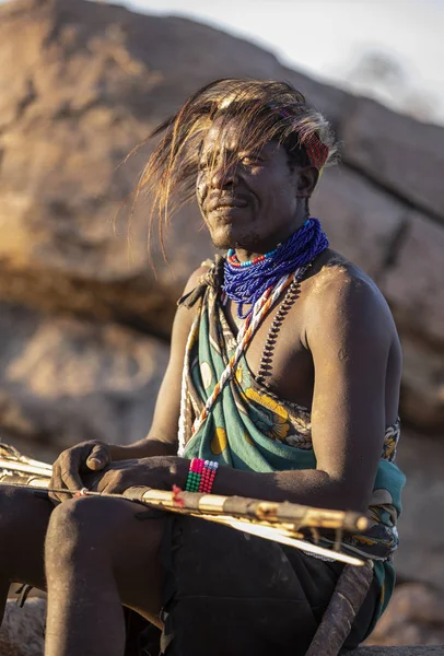 Lago Eyasi Tanzania Settembre 2019 Hadzabe Riposa Con Arco Freccia — Foto Stock