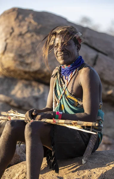 Eyasi Tanzanie Září 2019 Hadzabí Muž Odpočívá Lukem Šipkou — Stock fotografie