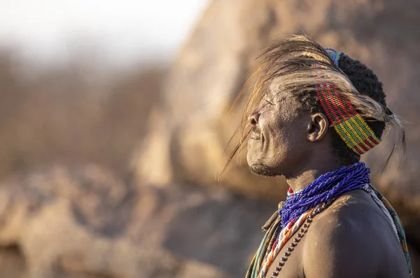 Jezioro Eyasi Tanzania Września 2019 Człowiek Hadzabe Spoczywających Jego Łuk — Zdjęcie stockowe