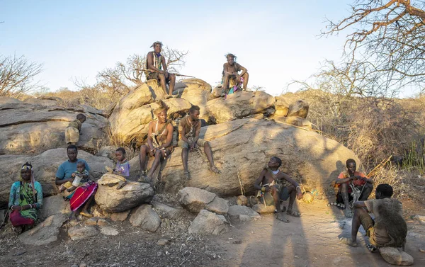 See Eyasi Tansania September 2019 Hadzabe Männer Auf Einem Felsen — Stockfoto