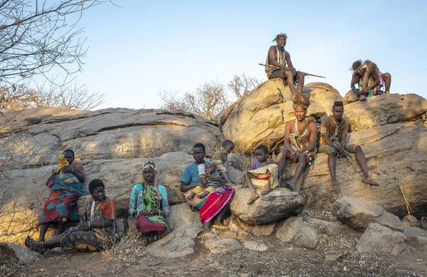 See Eyasi Tansania September 2019 Hadzabe Männer Auf Einem Felsen — Stockfoto