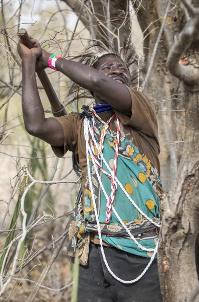 Lago Eyasi Tanzania Septiembre 2019 Hadzabe Hombre Buscando Miel Árbol — Foto de Stock