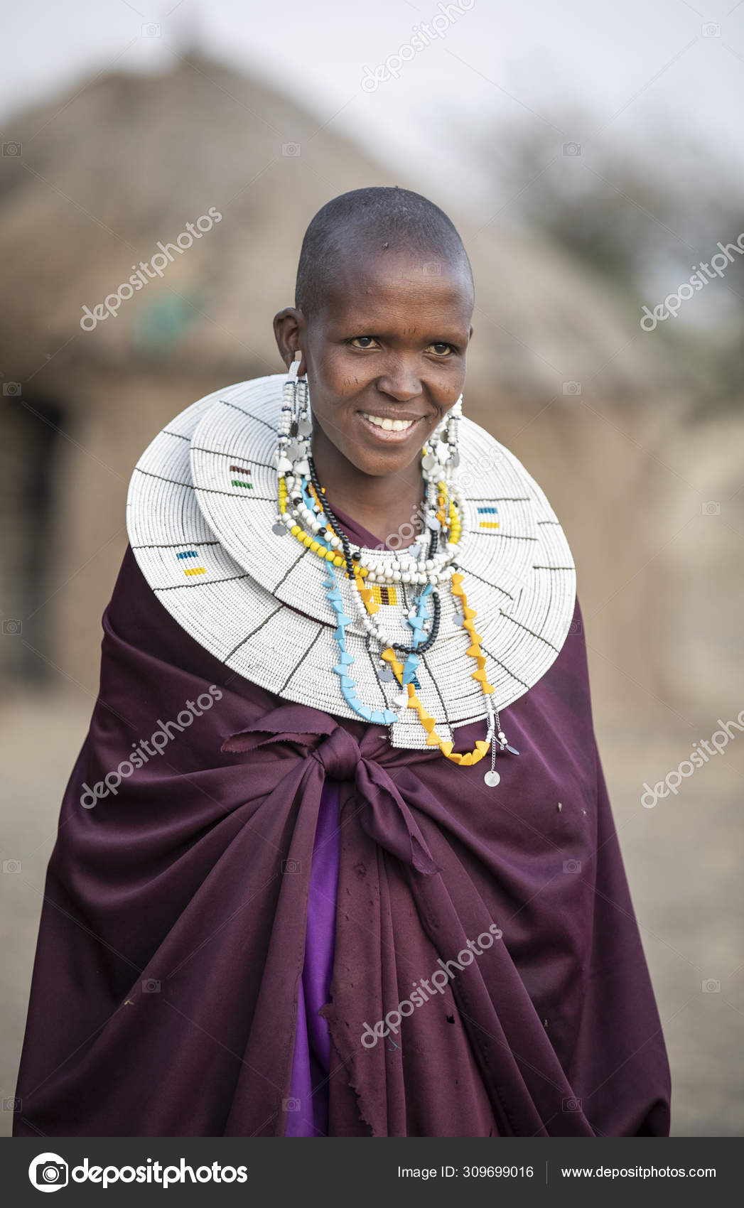 Arusha Tanzania September 2019 Vakre Kvinner Tradisjonelle Klær Med Fulle –  redaksjonelt stockfoto © katiekk #309699016