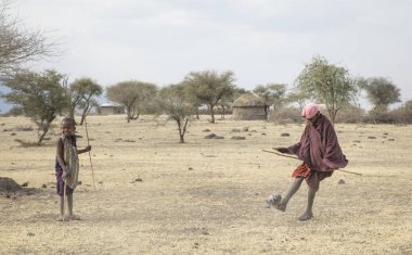 Arusha, Tanzanya, 7 Eylül 2019: maasai çocuk ev yapımı futbol oynuyor