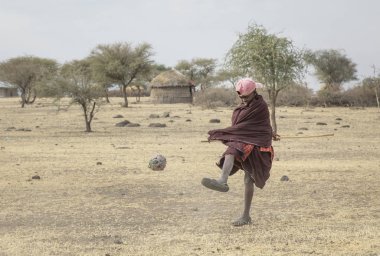 Arusha, Tanzanya, 7 Eylül 2019: maasai çocuk ev yapımı futbol oynuyor