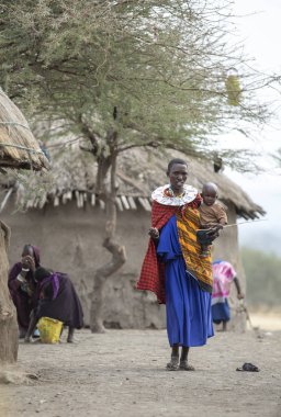 Arusha, Tanzanya, 7 Eylül 2019: Güzel maasai kadın evinin dışında dinleniyor