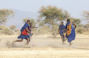 Arusha, Tanzanya, 7 Eylül 2019: maasai erkekler futbol oynuyor
