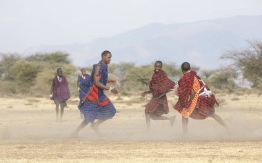 Arusha, Tanzanya, 7 Eylül 2019: maasai erkekler futbol oynuyor