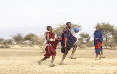 Arusha, Tanzanya, 7 Eylül 2019: maasai erkekler futbol oynuyor
