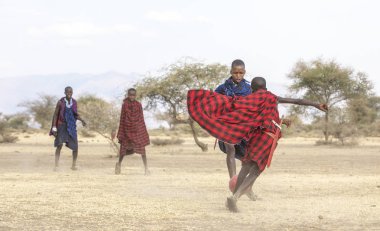 Arusha, Tanzanya, 7 Eylül 2019: maasai erkekler futbol oynuyor