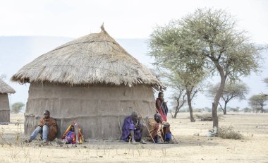Arusha, Tanzanya, 7 Eylül 2019: maasi erkekler otuz ev dışında sıcak gün boyunca istirahat