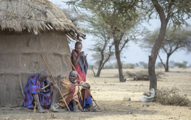 Arusha, Tanzanya, 7 Eylül 2019: maasi erkekler otuz ev dışında sıcak gün boyunca istirahat