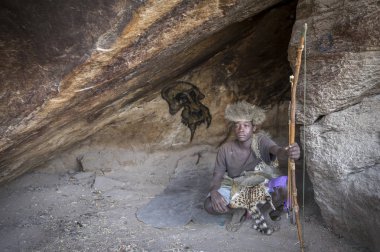 Eyasi Gölü, Tanzanya, 11 Eylül 2019: Bir mağaradaki Hadzabe adamı
