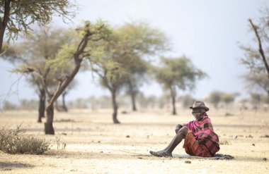 Arusha, Tanzanya, 7 Eylül 2019: Geleneksel giyimli yaşlı maasai adam