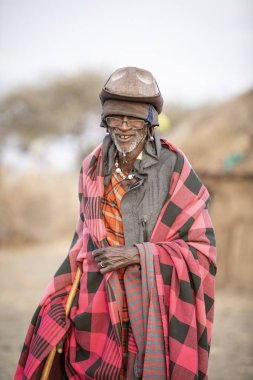 Arusha, Tanzanya, 7 Eylül 2019: Geleneksel giyimli yaşlı maasai adam,