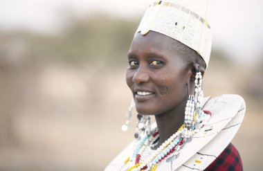 Arusha, Tanzanya, 7 Eylül 2019: geleneksel giyim güzel maasai kadın, tam takı giyiyor