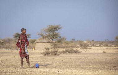 Arusha, Tanzanya, 7 Eylül 2019: maasai savaşçıları futbol oynuyor