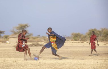 Arusha, Tanzanya, 7 Eylül 2019: maasai savaşçıları futbol oynuyor