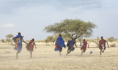 Arusha, Tanzanya, 7 Eylül 2019: Maasai savaşçıları savannah'da futbol oynuyor
