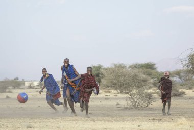 Arusha, Tanzanya, 7 Eylül 2019: Maasai savaşçıları savannah'da futbol oynuyor