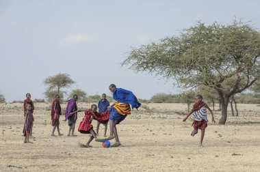 Arusha, Tanzanya, 7 Eylül 2019: Maasai savaşçıları savannah'da futbol oynuyor